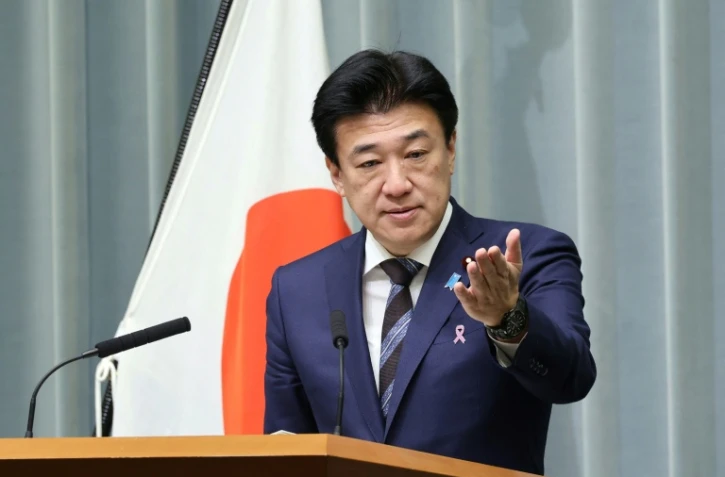 Le porte-parole du gouvernement japonais Minoru Kihara lors d'une conférence de presse à Tokyo, le 17 novembre 2025