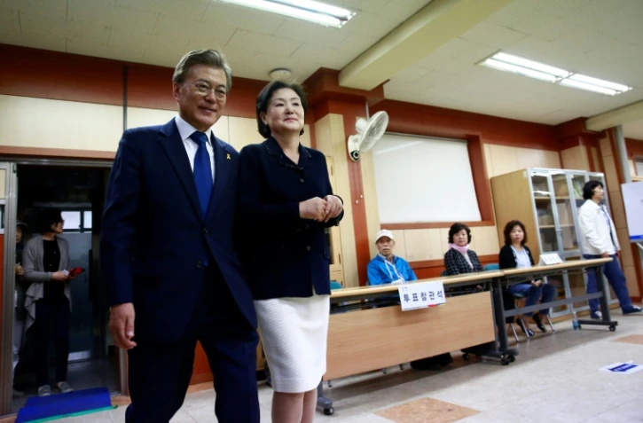 Moon Jae-In Moon Jae-In, le candidat du Parti démocratique de centre-gauche, et son épouse dans un bureau de vote, à Séoul le 9 mai 2017