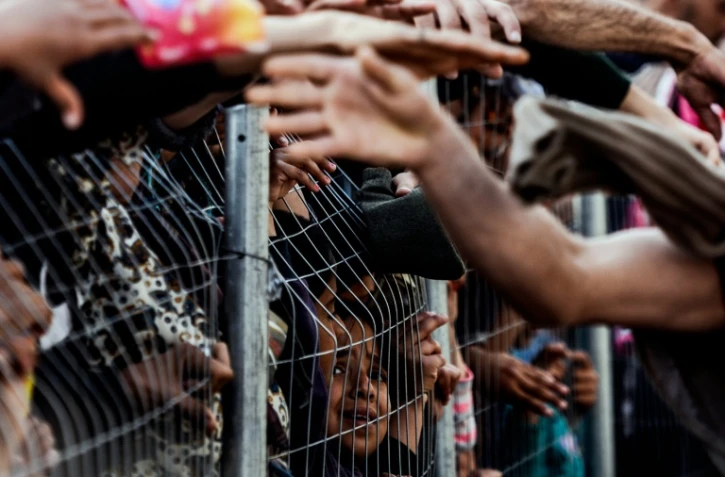 Distribution de nourriture à des migrants le 5 avril 2016 dans le camp d'Idomeni à la frontière de la Grèce et de la Madécoine 