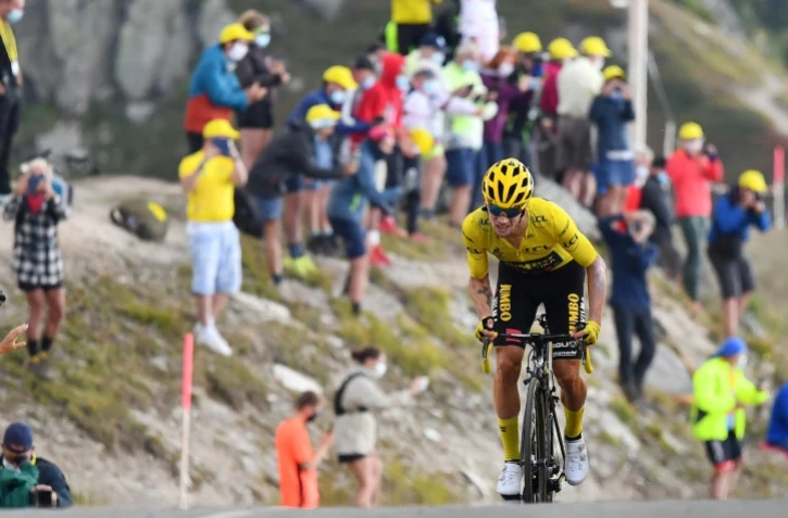 Le maillot jaune slovène Primoz Roglic franchit le col de la Loze au terme de la 17e étape, le 16 septembre 2020