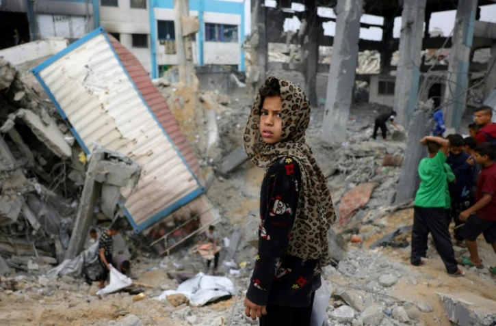 Une jeune fille palestinienne au milieu des décombres à Jabalia, dans le nord de la bande de Gaza, le 10 mai 2025
