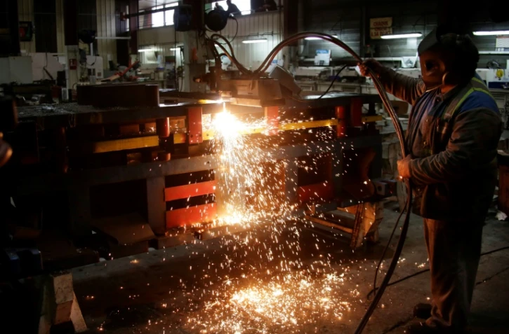 Un employé de GM&S Industry à La Souterraine dans la Creuse, découpe une presse, le 11 mai 2017