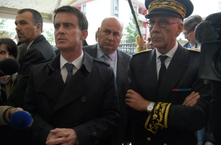 Le Premier ministre Manuel Valls (G) et le préfet de Seine-et-Marne Jean-Luc Marx, le 2 juin 2016 à Nemours