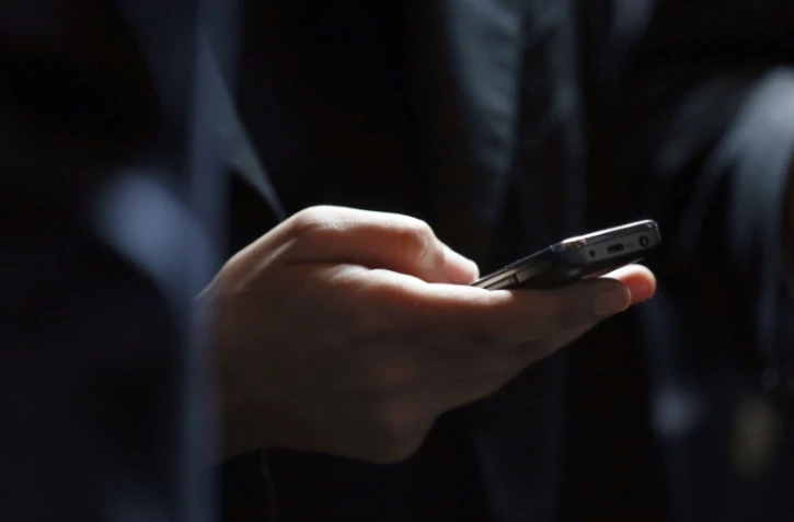 "Caro", "Get 27", "rhum"... Un nom de code et la drogue arrive: les livraisons à domicile, souvent commandées via des centres d'appel, connaissent un succès croissant chez les consommateurs, conquis par la sécurité et la discrétion de ce "service" sur-mesure.