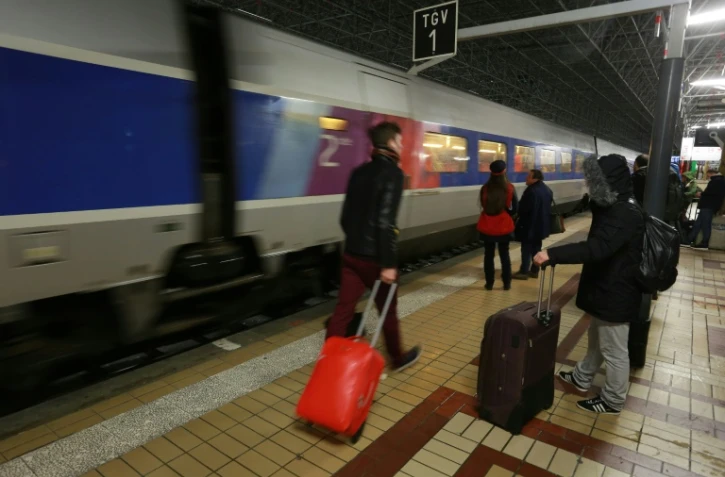 Descendus sur le quai pour une pause cigarette au Mans, une jeune maman et son compagnon n'ont pas regagné à temps leur TGV qui est reparti sans eux mais avec le bébé de la jeune femme à bord, a-t-on appris mercredi auprès de la SNCF.