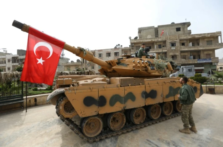 Photo d'un char des forces turques et de leurs alliés syriens après la prise de contrôle de la ville kurde d'Afrine, dans le nord-ouest de la Syrie, le 18 mars 2018