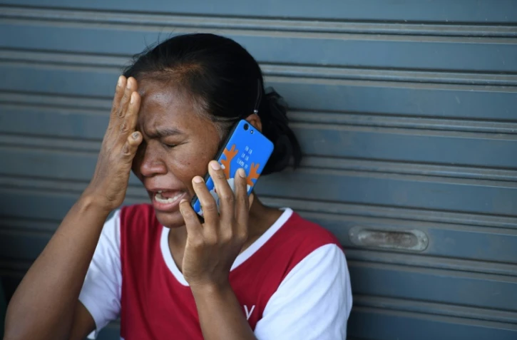 Une femme en pleurs après avoir perdu son fils tué lors de la tuerie de Nakhon Ratchasima le 9 février 2020 