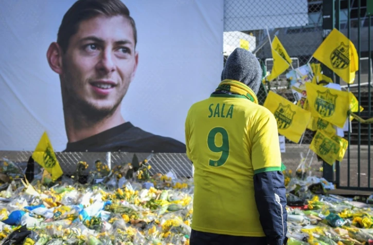 Des supporters du FC Nantes rendent hommage à l'Argentin disparu en mer Emiliano Sala dont un poster géant a été déployé à l'extérieur du stade de la Beaujoire, le 10 février 2019 à Nantes  