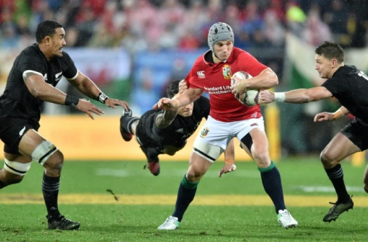 Le Gallois Jonathan Davies tente une percée dans la défense All Black lors de la tournée des Lions britanniques en Nouvelle-Zélande, le 1er juillet 2017 à Wellington