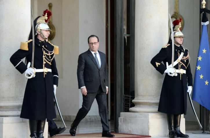 Le président François Hollande sur le perron de l'Elysée, le 15 novembre 2015 à Paris