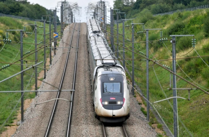 Un TGV sur la ligne Paris-Bordeaux au niveau de Chartres, dans le nord de la France, le 26 juillet 2024