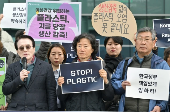 Des manifestants en marge des négociations onusiennes sur un traité mondial contre la pollution plastique à Busan, en Corée du Sud, le 25 novembre 2024