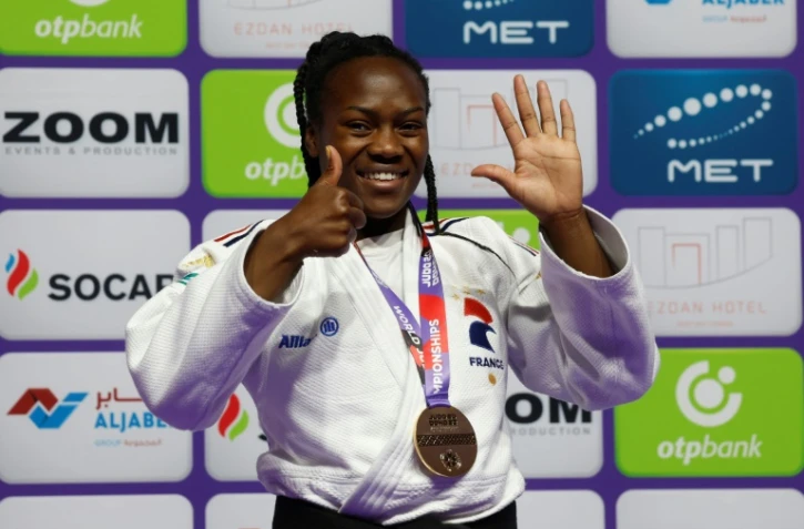 La Française Clarisse Agbegnenou avec sa médaille d'or pour son sixième titre de championne du monde de judo le 10 mai 2023 à Doha