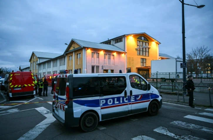 Des véhicules de police et des pompiers, près le l'endroit où un homme a été tué à l'arme blanche samedi 22 février 2025 à Mulhouse
