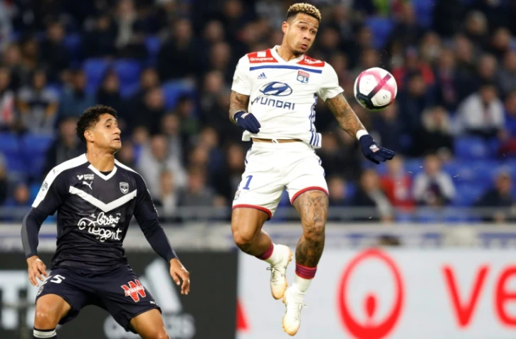 L'attaquant de Lyon Memphis Depay (d) face au Bordelais Pablo, le 3 novembre 2018 à Décines-Charpieu