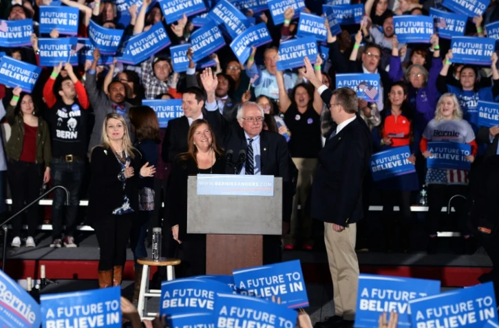 Le candidat à la primaire démocrate Bernie Sanders célèbre sa victoire à Concord, dans le New Hampshire, le 9 février 2016