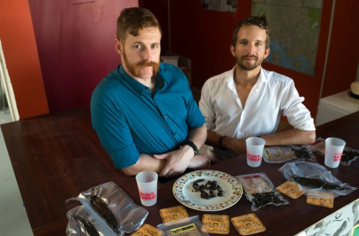 Les ex-légionnaires Gerard "Sully" Smith (G) et Warren Stribling devant leur production de biltong, le 26 septembre 2016 à Marseille