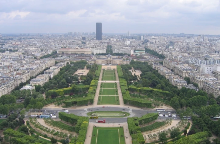 Le Champ-de-Mars à Paris (Photo Wikipédia)