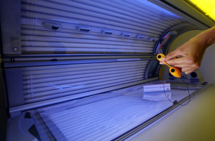 Cabine de bronzage d'un centre Point Soleil, le 22 août 2007 à Paris