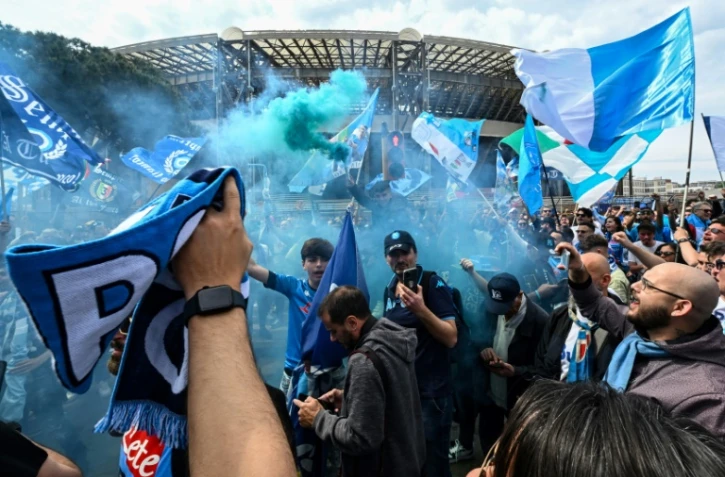 Les supporters du Napoli réunis devant le stade Diego Maradona, le 30 avril 2023 à Naples