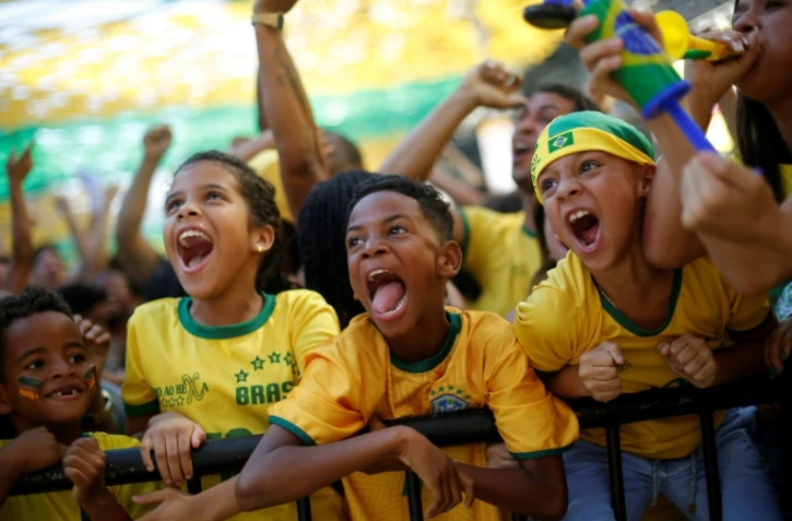 Les supporters du Brésil fous de joie à Rio après la qualification en quarts de finale du Mondial le 2 juillet 2018
