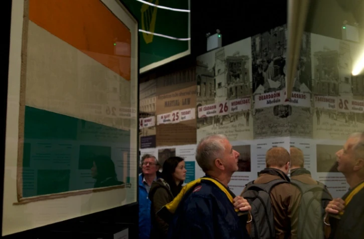 Des visiteurs lors d'une exposition au Musée national d'Irlande à Dublin, le 23 mars 2016