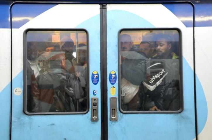 Des voyageurs dans un train bondé, gare de Lyon à Paris le 3 avril 2018