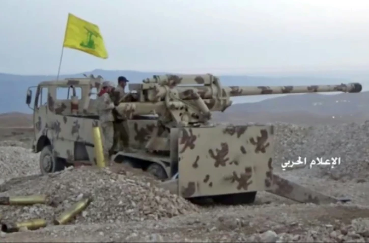 Photo fournie par le bureau des médias du Hezbollah, le 21 juillet 2017, montrant une opération à Jouroud Aarsal au Liban