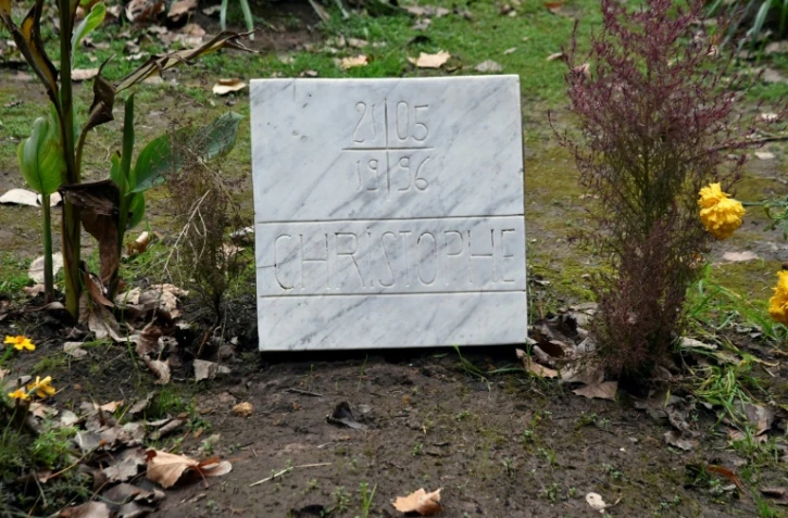 La tombe d'un des moines français assassinés durant la guerre civile en Algérie dans les années 1990, le 28 novembre 2018 au monastère de Tibéhirine, à environ 80 kilomètres d'Alger.