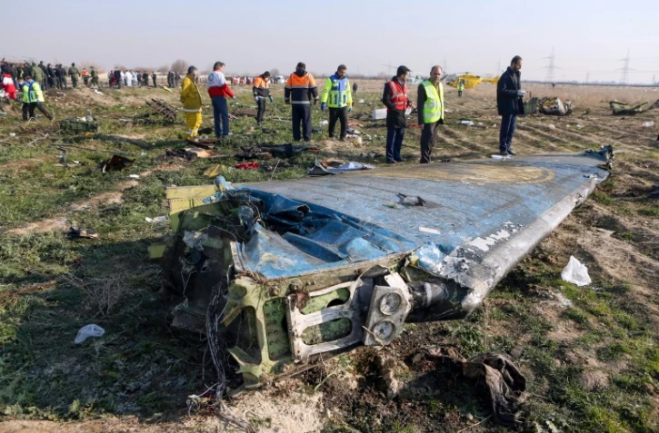 Les équipes de secours le 8 Janvier 2020 sur le site du crash d'un avion de ligne ukrainien à Téhéran après son décollage