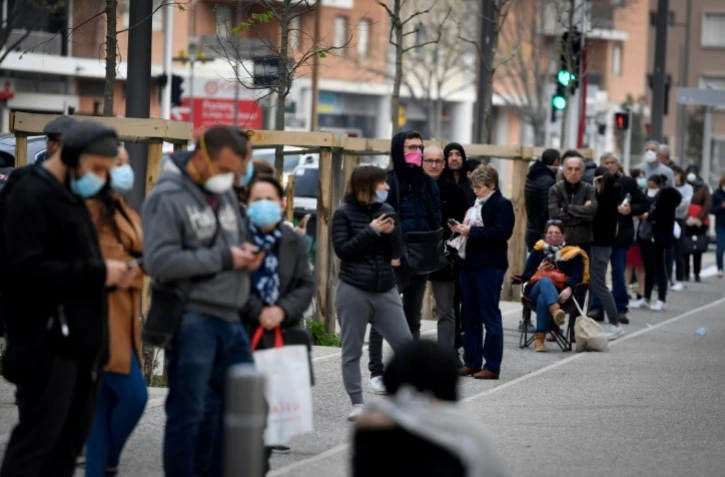 File d'attente devant l'IHU Méditerranée Infection, pôle d'expertise marseillais sur les maladies infectieuses, pour se faire tester par les équipes du professeur Raoult, à Marseille le 23 mars 2020