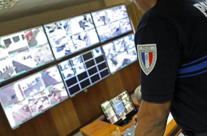 Mercredi 6 Juillet 2011 19 nouvelles caméras entreront en service à Saint Denis
Photo Mamousse Mathieu