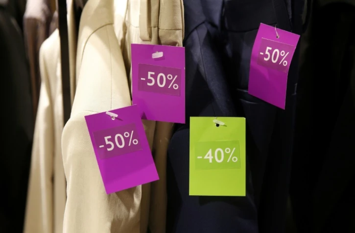 Soldes dans un grand magasin Ă Paris, le 28 juin 2017