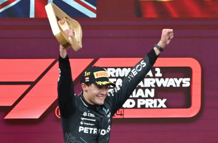 Le Britannique George Russell (Mercedes) lève les bras après sa victoire au Grand Prix d'Autriche de Formule Un, le 30 juin 2024 au Spielberg