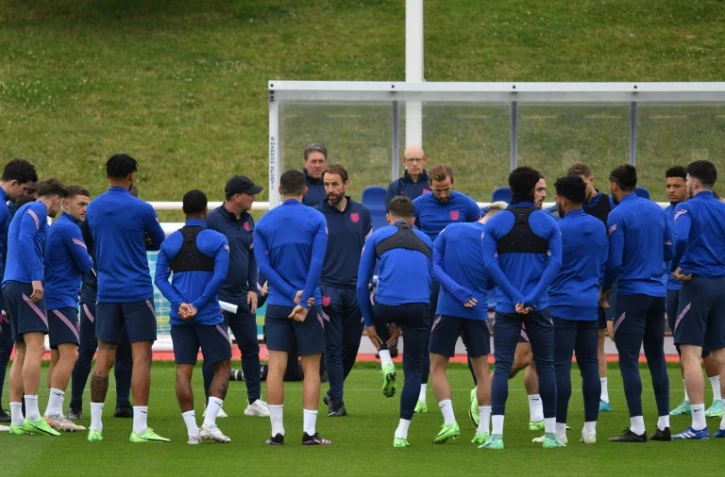 Le sélectionneur Gareth Southgate (c) donne des directives à ses joueurs lors de leur entraînement, à Burton-on-Trent, le 1er juillet 2021