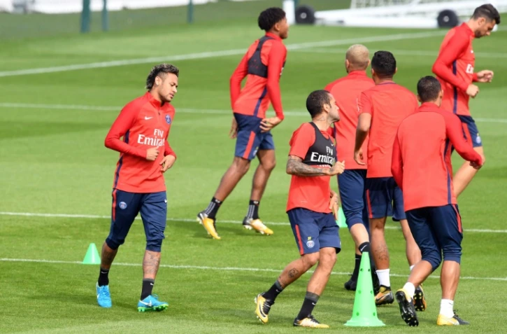 L'attaquant brésilien du PSG Neymar (g) lors d'un entraînement au Camp des Loges, le 11 août 2017 à Saint-Germain-en-Laye