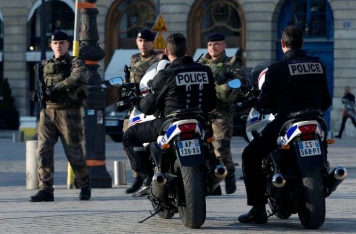 Des soldats français et des policiers patrouillent à Paris dans le cadre du plan Vigipirate