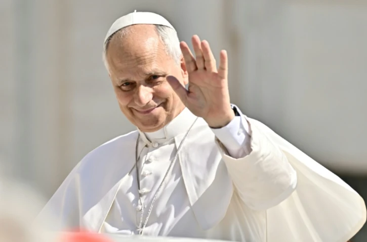 Le pape Léon XIV salue la foule lors de l'audience générale hebdomadaire sur la place Saint-Pierre, au Vatican, le 24 juin 2026