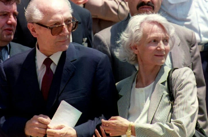 Erich Honecker, ancien dirigeant de la République démocratique allemande (g), et sa femme Margot, à Santiago au Chili le 13 janvier 1993