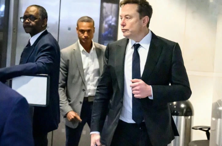 Elon Musk arrive au tribunal fédéral d'Oakland, en Californie, le 30 avril 2026

