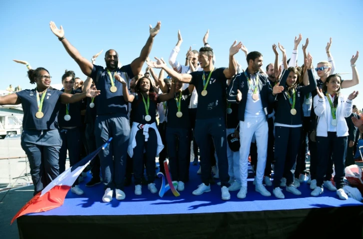 Des médaillés français des Jeux de Rio lancent un "clapping" sur le tarmac de l'aéroport Charles de Gaulle à Roissy le 23 août 2016