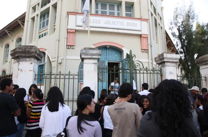 Vendredi 8 juillet 2011 

Affichage des résultats du brevet au collège Juliette Dodu

Photo Michel Désiré