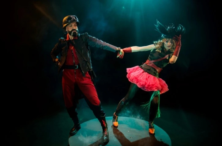 Le créateur Julien Fournié et l'actrice Déborah François, lors du tournage du film de présentation de la collection haute couture du couturier, le 16 juin 2021 à Paris