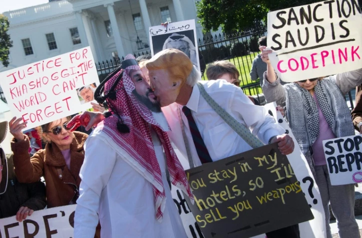 Des manifestants déguisés en Donald Trump et Mohammed ben Salmane, le prince héritier saoudien, font semblant de s'embrasser lors d'une manifestation le 19 octobre 2019 devant la Maison Blanche pour réclamer justice pour le journaliste saoudien Jamal Khashoggi.