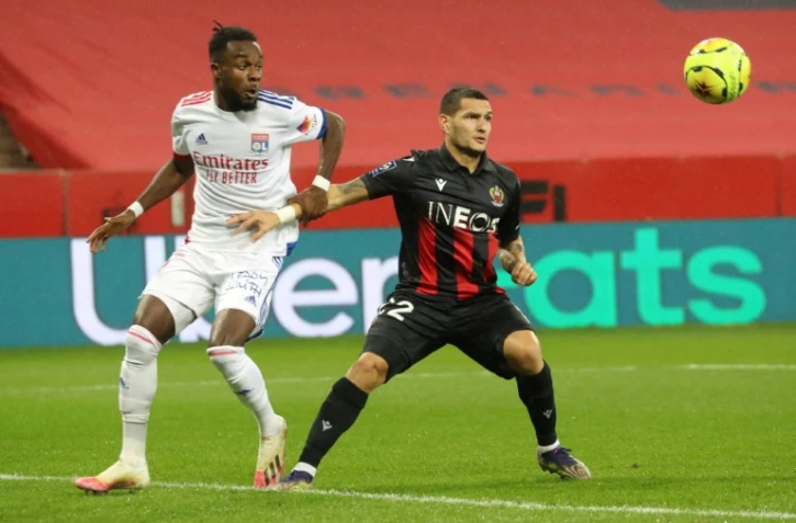 L'attaquant de Lyon Tino Kadewere (g) derrière le milieu brésilien de Nice Rony Lopes, le 19 décembre 2020 à Nice
