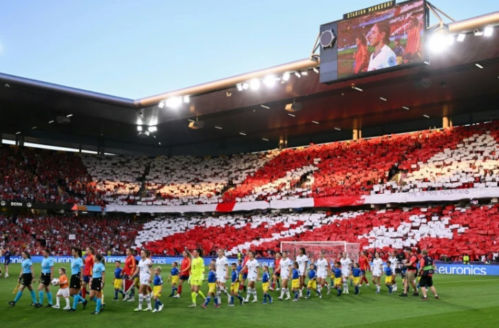 Les tribunes aux couleurs de la Suisse avant le quart de finale de l'Euro contre l'Espagne, le 18 juillet 2025 à Bern
