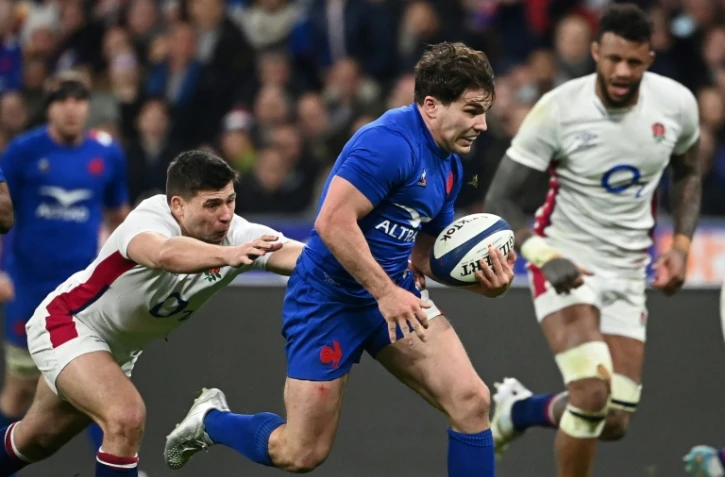 Le demi de mêlée du XV de France Antoine Dupont file à l'essai contre l'Angleterre dans le Tournoi des six nations, le 19 mars 2002 au Stade de France à Saint-Denis