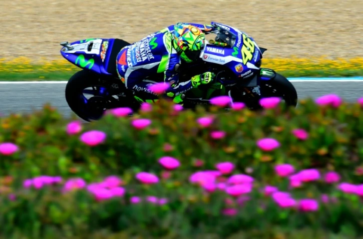 L'Italien Valentino Rossi au guidon de sa Yamaha lors d'essais libres du GP d'Espagne, catégorie MotoGP, sur le circuit de Jerez de la Frontera, le 23 avril 2016