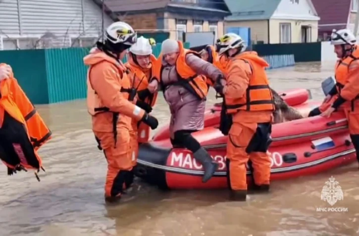 Des sauveteurs évacuent un habitant de la ville d'Orsk le 6 avril 2024