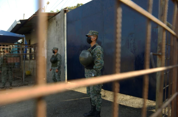 Des soldats montent la garde devant l'entrée d'une prison à Guayaquil, le 29 septembre 2021 en Equateur